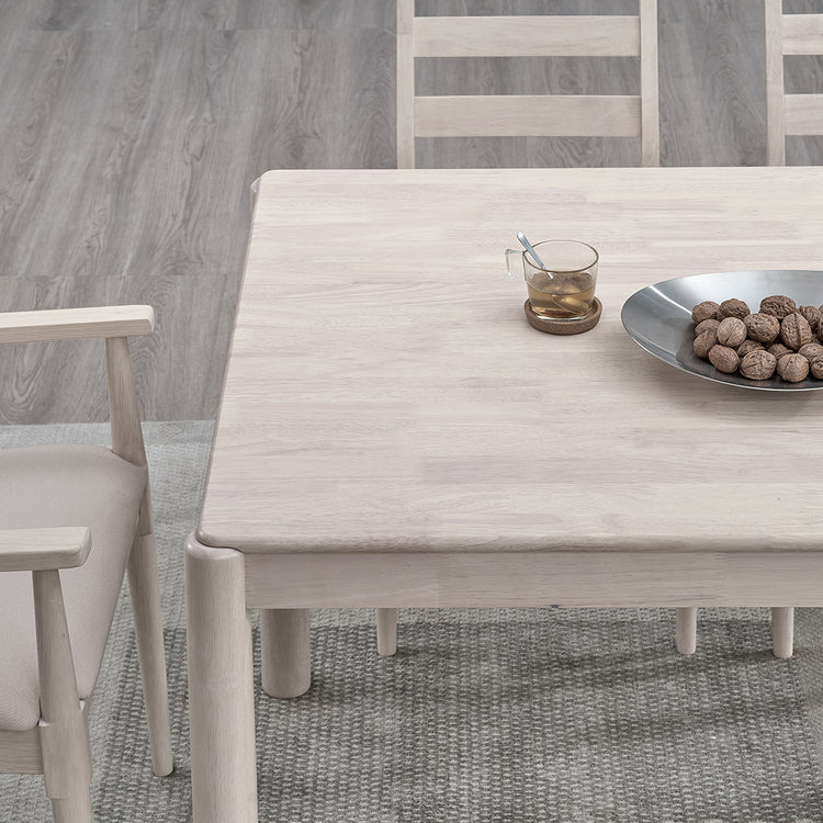 ACTU 823 Dining Set, 4 Chairs and 1 Bench; White Wash; close-up of rounded tabletop corner and tapered legs